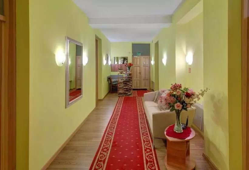 تختخواب و صبحانه In Astra