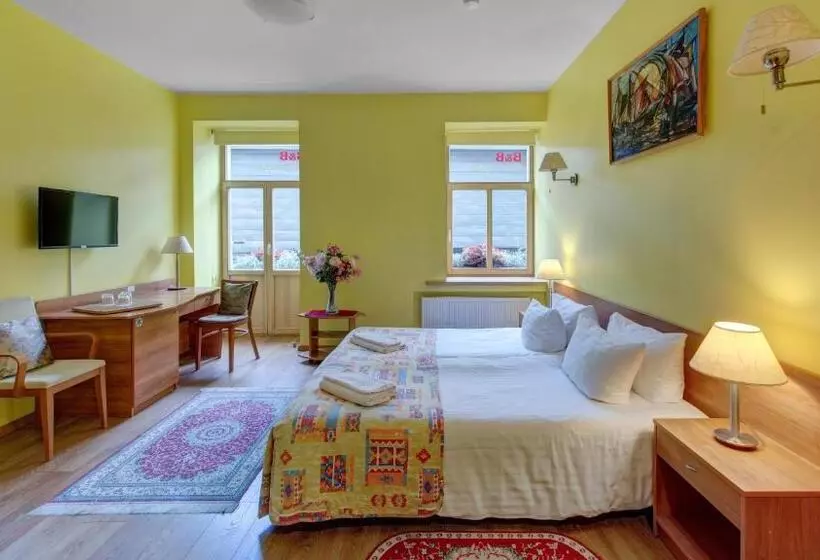 تختخواب و صبحانه In Astra