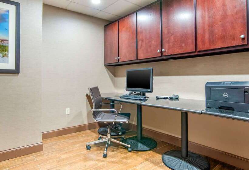 فندق Comfort Suites