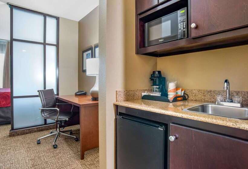 فندق Comfort Suites