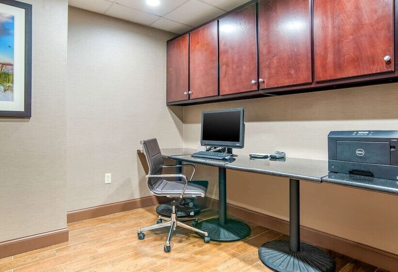 فندق Comfort Suites