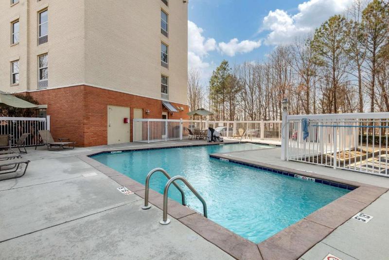 ホテル Comfort Suites Near Birkdale Villagehuntersville
