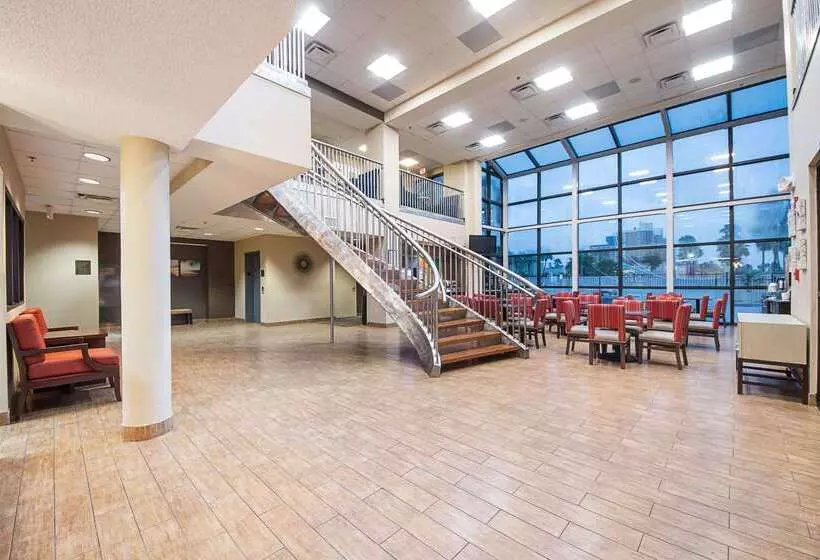 Отель Comfort Suites Beachside