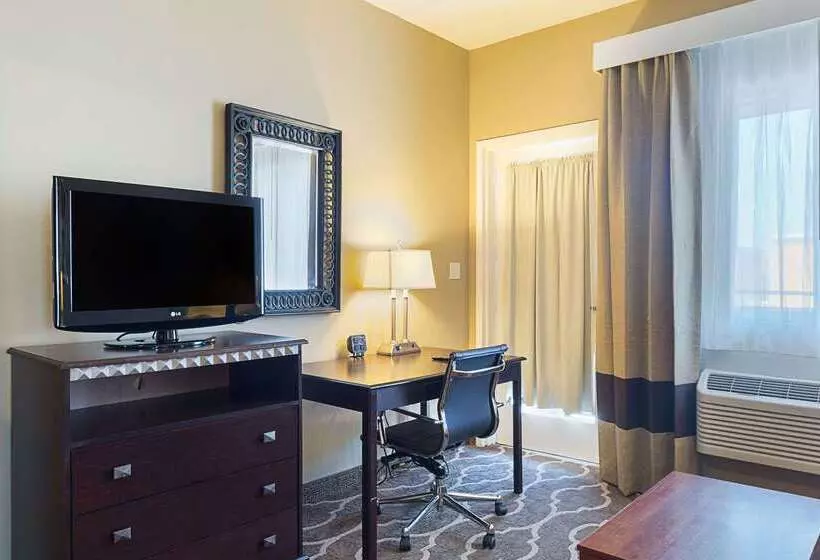 Отель Comfort Suites Beachside