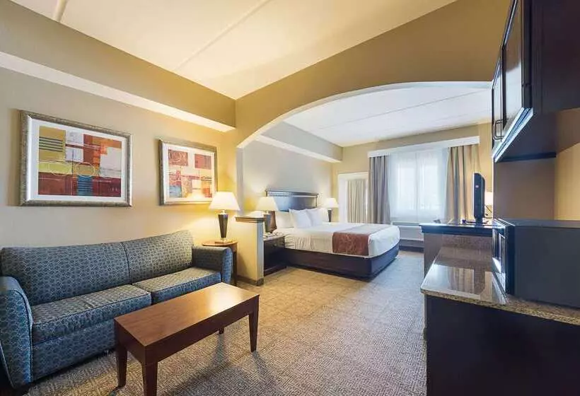 Отель Comfort Suites Beachside