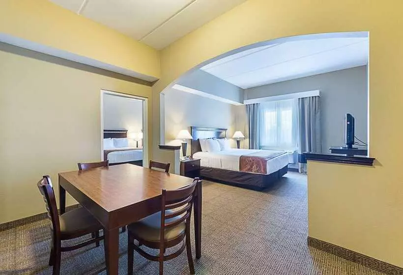 Отель Comfort Suites Beachside