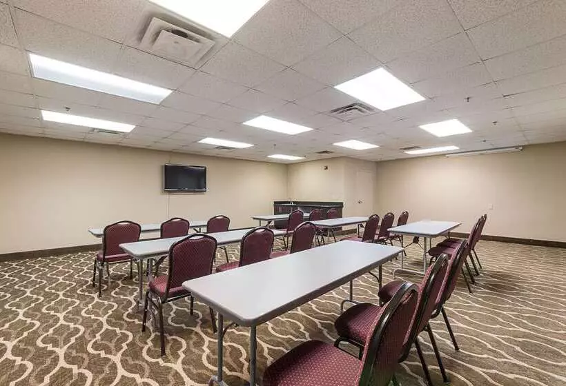 Отель Comfort Suites Beachside