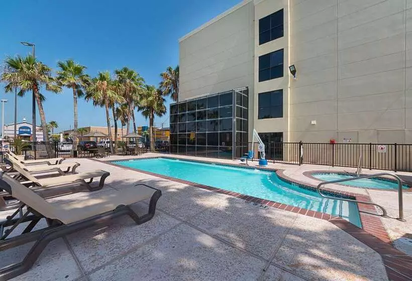 Отель Comfort Suites Beachside