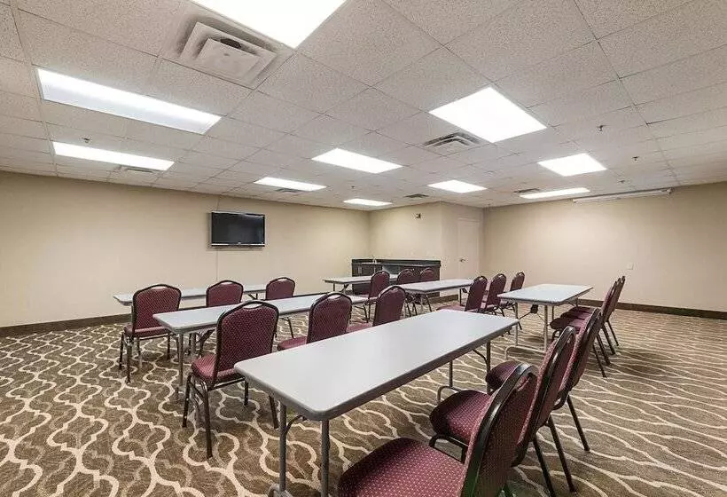 Отель Comfort Suites Beachside