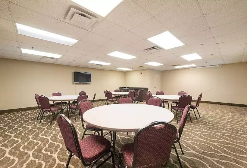 Отель Comfort Suites Beachside