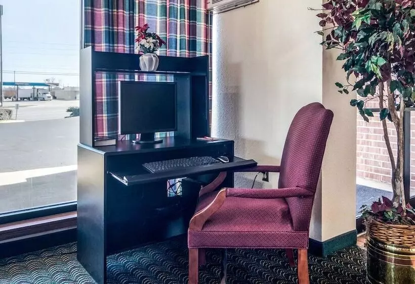 בית מלון כפרי Econo Lodge Inn & Suites Conference Center