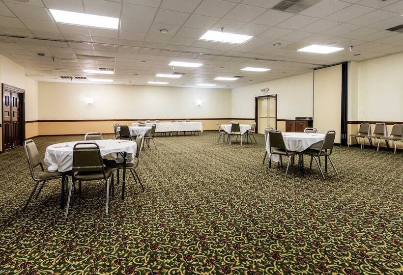 בית מלון כפרי Econo Lodge Inn & Suites Conference Center