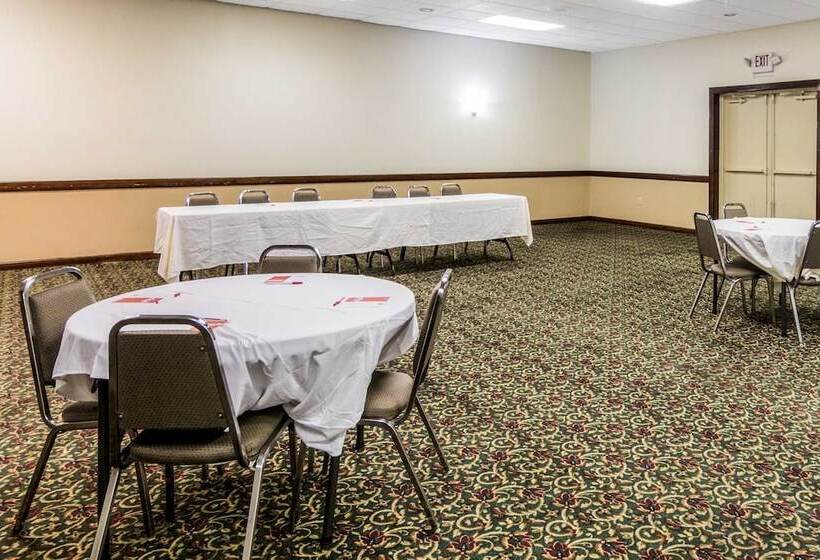 בית מלון כפרי Econo Lodge Inn & Suites Conference Center