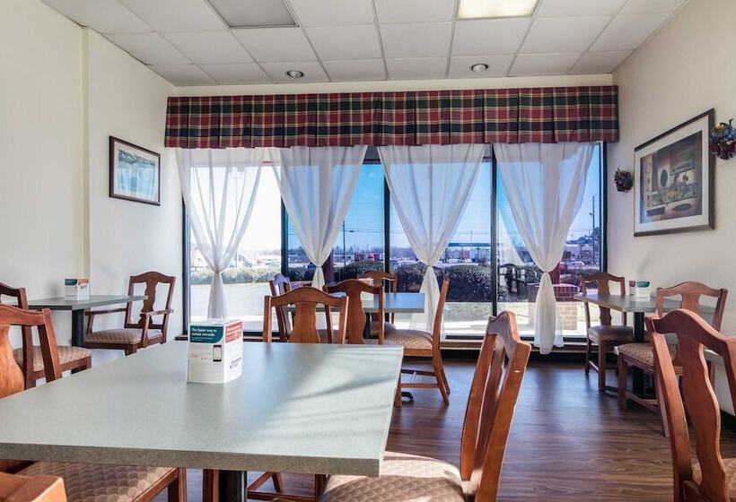 בית מלון כפרי Econo Lodge Inn & Suites Conference Center