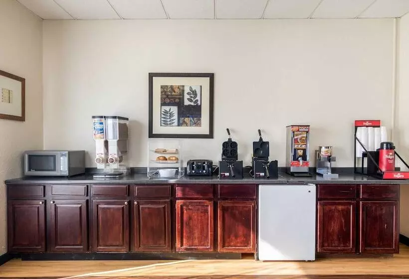 בית מלון כפרי Econo Lodge Inn & Suites Conference Center