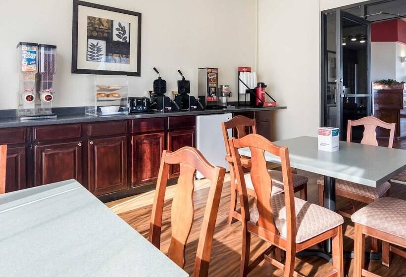 בית מלון כפרי Econo Lodge Inn & Suites Conference Center