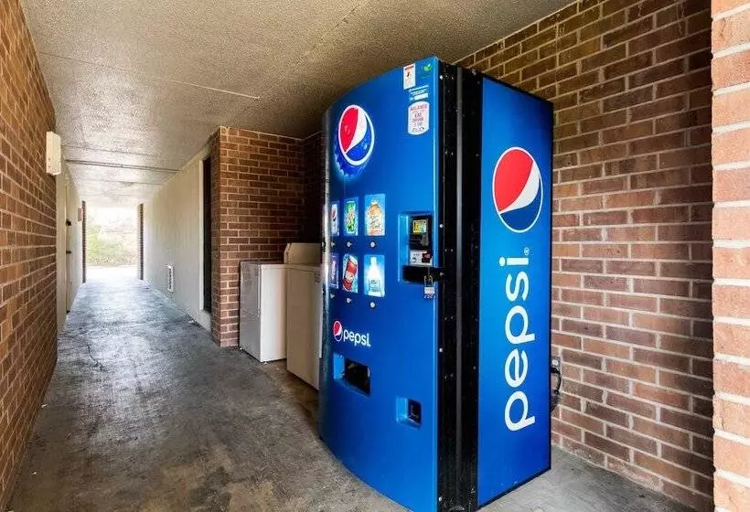 בית מלון כפרי Econo Lodge Inn & Suites Conference Center