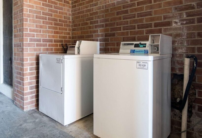 בית מלון כפרי Econo Lodge Inn & Suites Conference Center