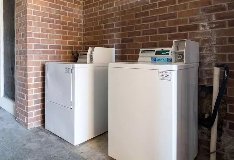 בית מלון כפרי Econo Lodge Inn & Suites Conference Center