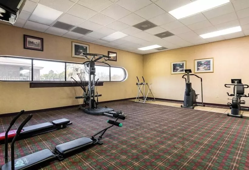 בית מלון כפרי Econo Lodge Inn & Suites Conference Center