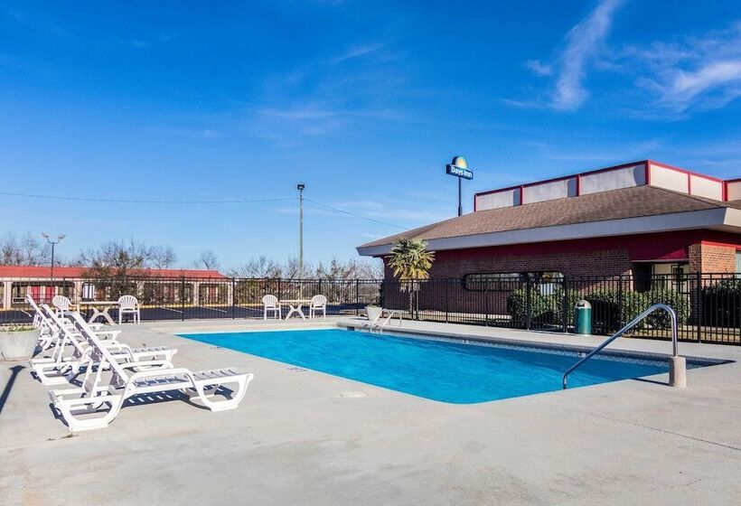 בית מלון כפרי Econo Lodge Inn & Suites Conference Center