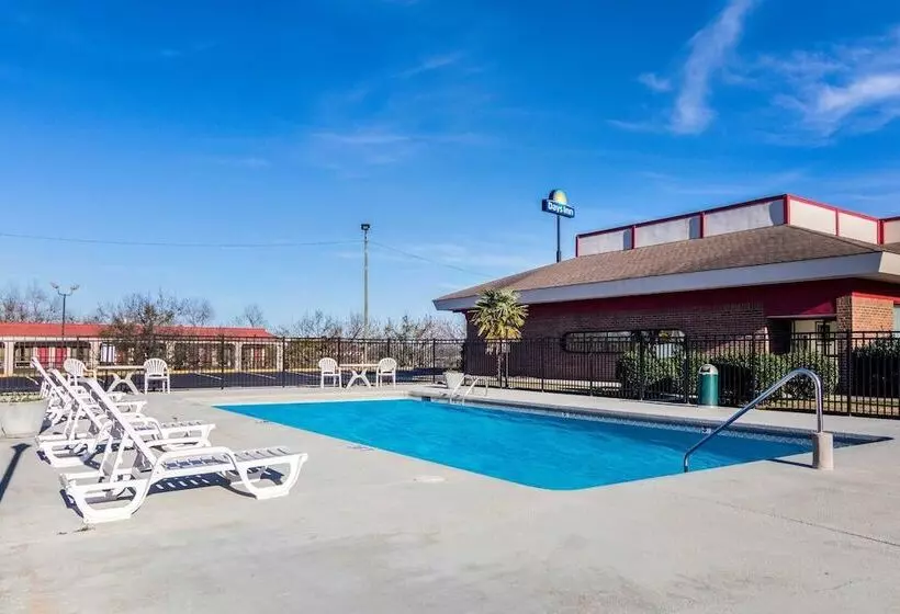 בית מלון כפרי Econo Lodge Inn & Suites Conference Center