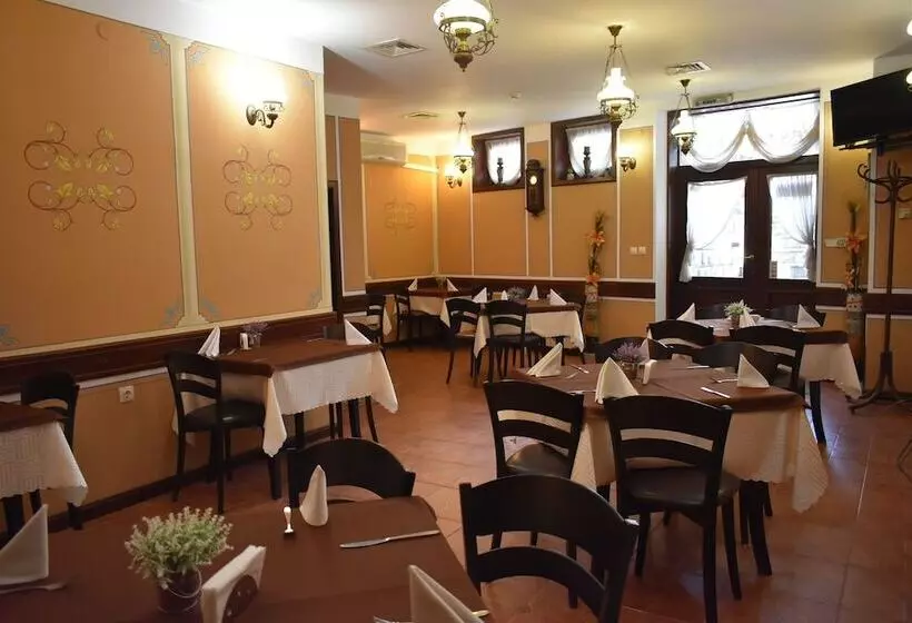 Family Hotel At Renaissance Square