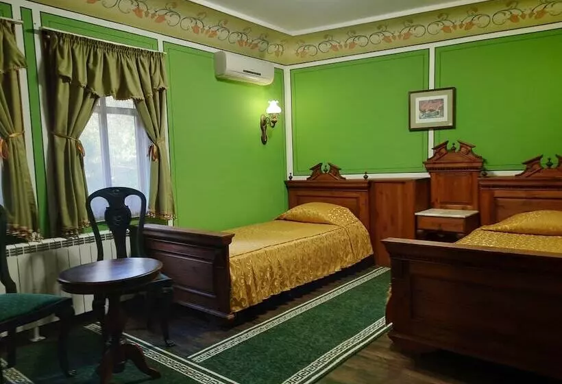 Family Hotel At Renaissance Square