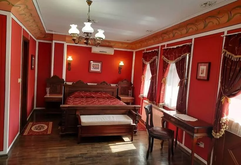 Family Hotel At Renaissance Square