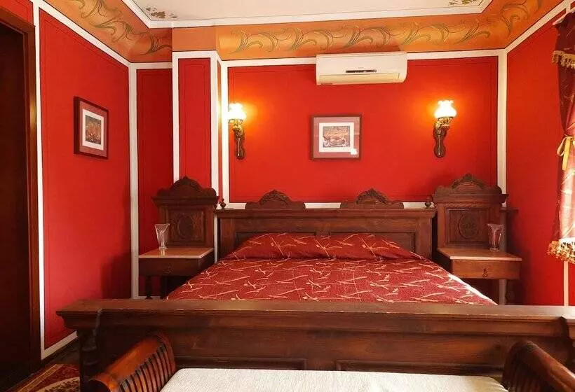 Family Hotel At Renaissance Square