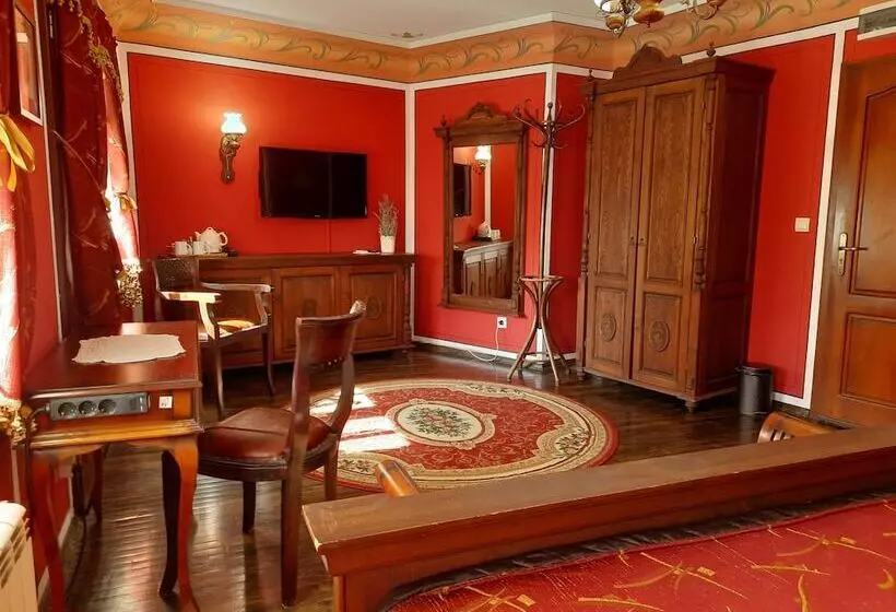 Family Hotel At Renaissance Square