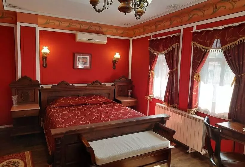 Family Hotel At Renaissance Square