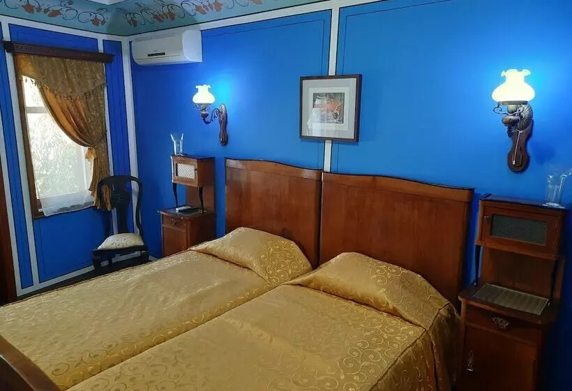 Family Hotel At Renaissance Square