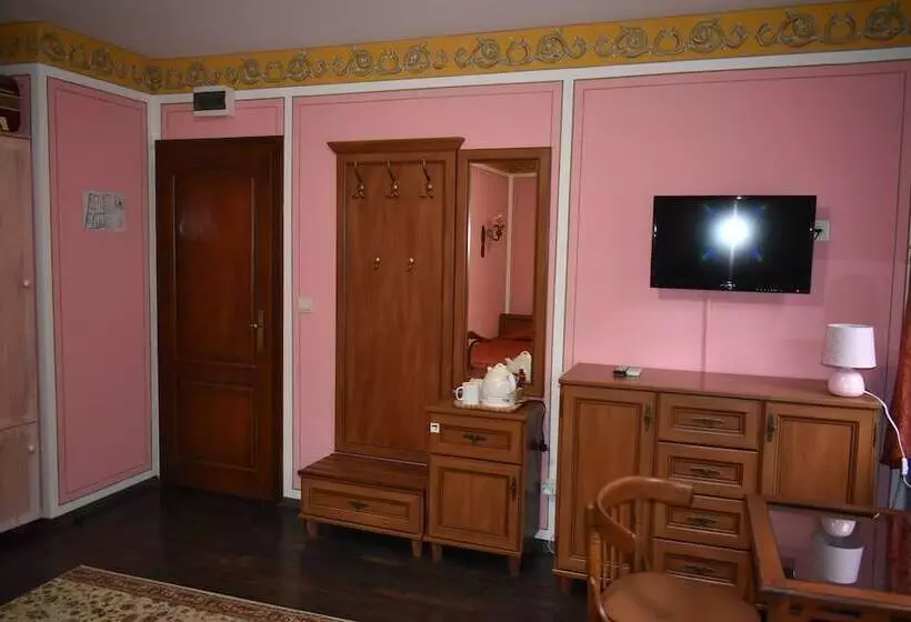 Family Hotel At Renaissance Square