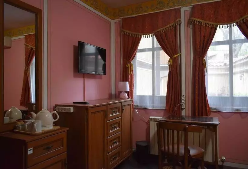 Family Hotel At Renaissance Square