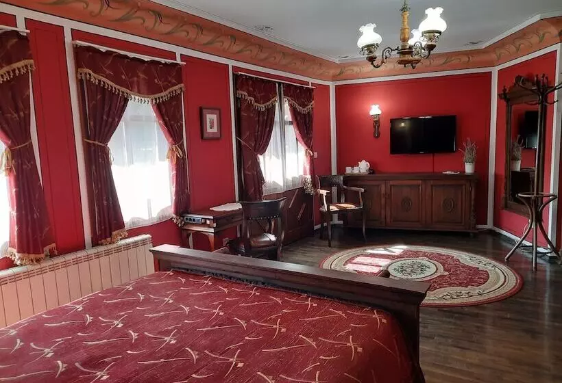 Family Hotel At Renaissance Square