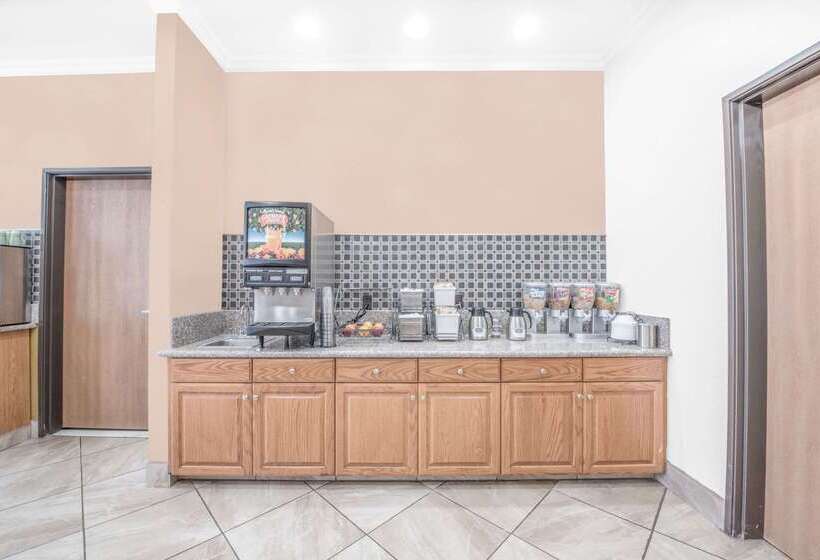 ホテル Baymont By Wyndham Pearsall