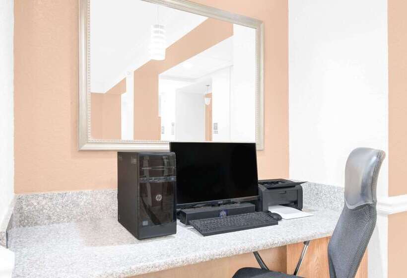 ホテル Baymont By Wyndham Pearsall