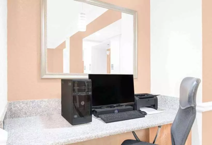 ホテル Baymont By Wyndham Pearsall