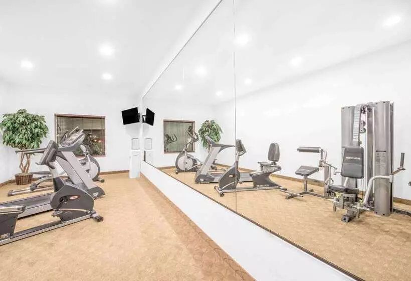 ホテル Baymont By Wyndham Pearsall