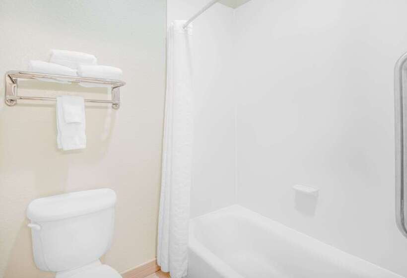 ホテル Baymont By Wyndham Pearsall