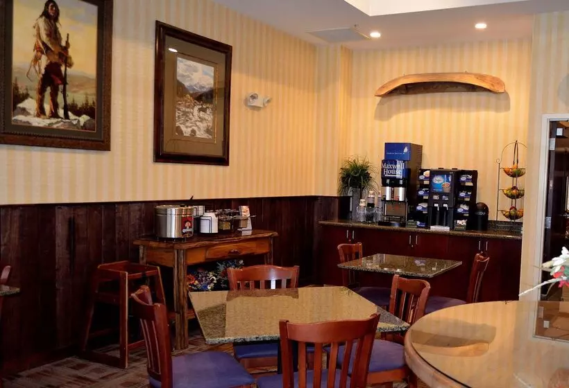 호텔 Best Western Plus Crossroads Inn & Suites