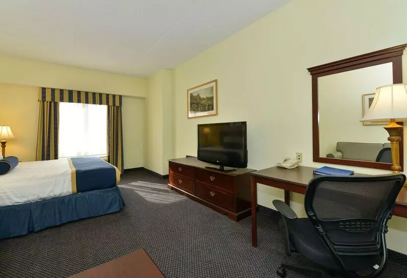 호텔 Best Western Plus Crossroads Inn & Suites