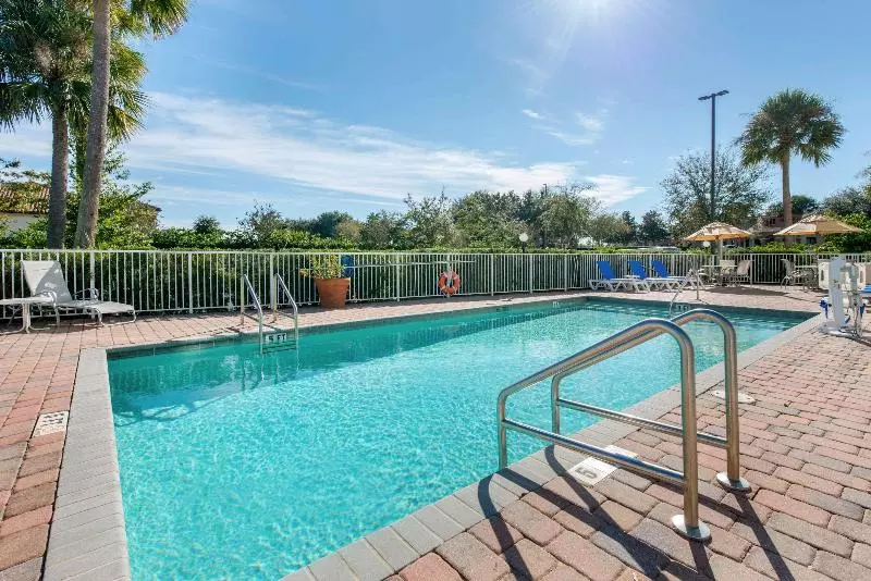 ホテル Comfort Inn & Suites Tavares North