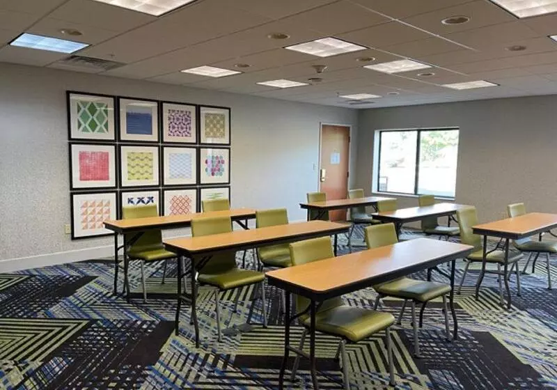 Holiday Inn Express Hotel & Suites Lewisburg, An Ihg