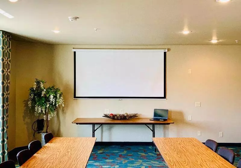 Отель Candlewood Suites Hot Springs, An Ihg