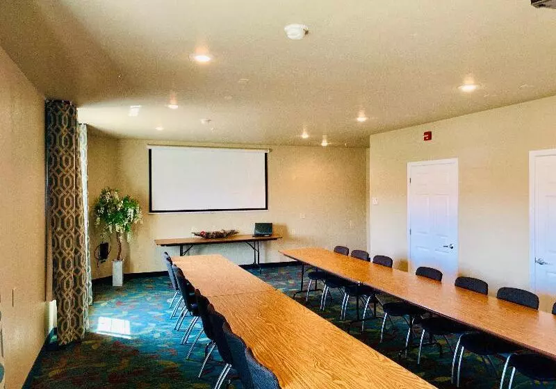 Отель Candlewood Suites Hot Springs, An Ihg