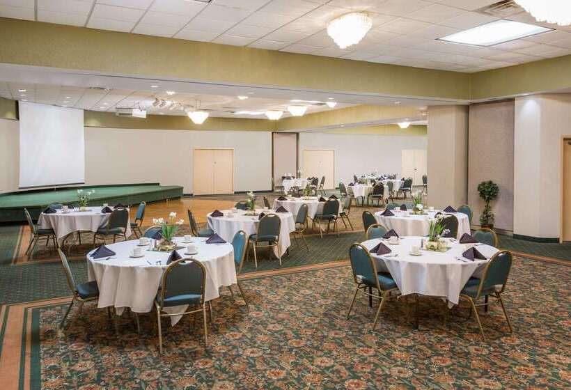בית מלון כפרי Days Inn & Conf Center By Wyndham Southern Pines Pinehurst