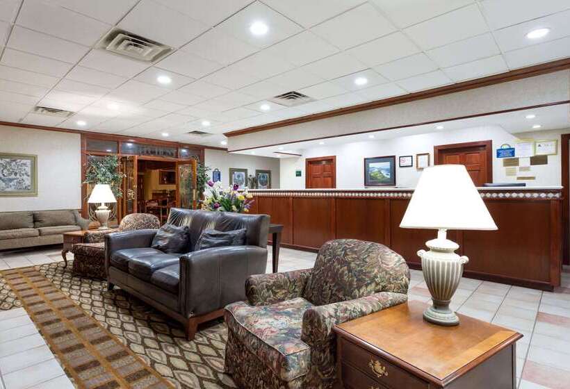 בית מלון כפרי Days Inn & Conf Center By Wyndham Southern Pines Pinehurst