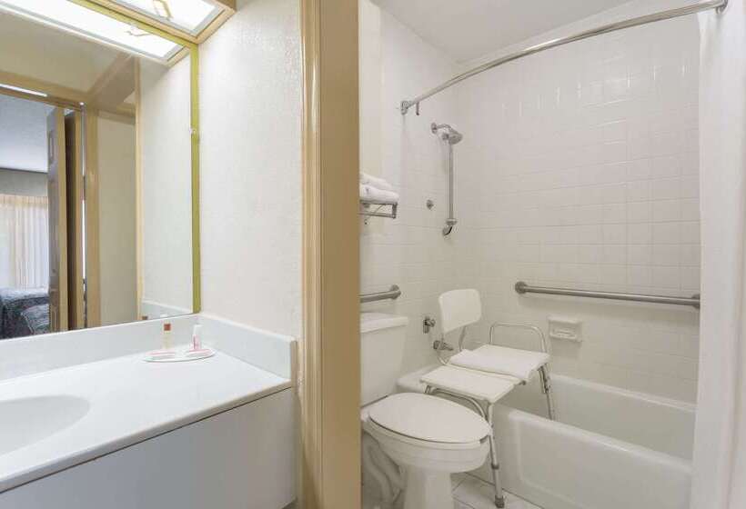 בית מלון כפרי Days Inn & Conf Center By Wyndham Southern Pines Pinehurst